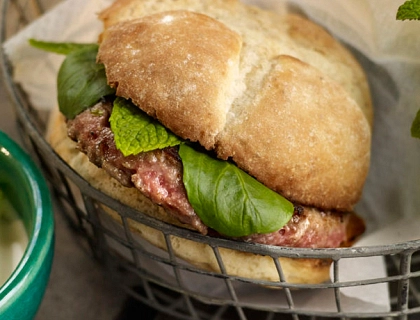 Hamburguesa de cordero con menta y cilantro Hamburguesa de cordero con menta y cilantro