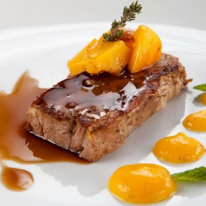 Cordero con melocotón asado y pimiento amarillo con menta Cordero con melocotón asado y pimiento amarillo con menta