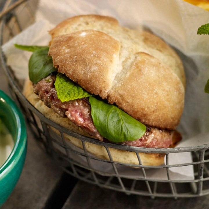 Hamburguesa de cordero con menta y cilantro Hamburguesa de cordero con menta y cilantro